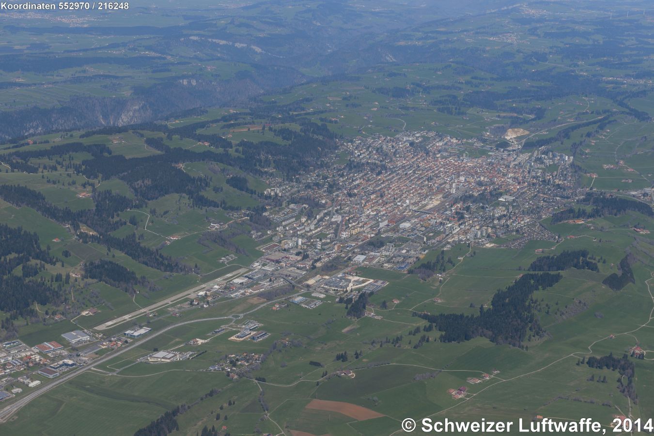 Flugplatz 'Les Eplatures' - Chaux-de-Fonds; Bildhintergrund 'Gorges du Doubs' (von SW nach NE)